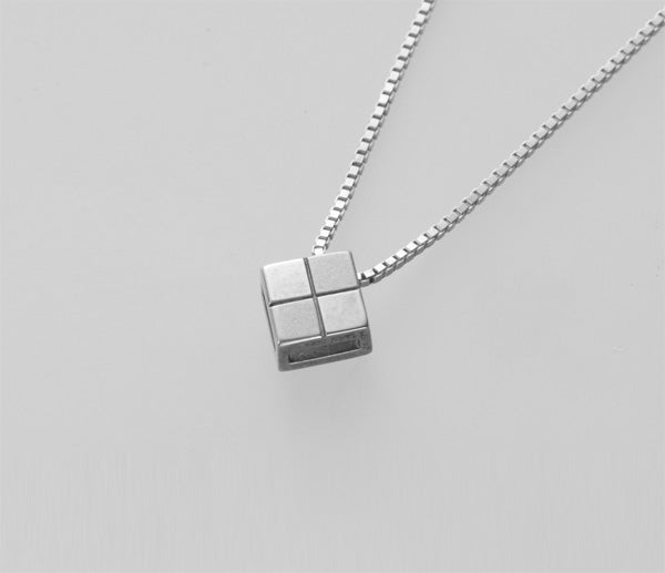 遺骨密封ペンダント(樹脂密封タイプ) キューブ型ペンダントKP001 プラチナ 完全防水