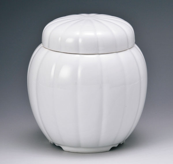 骨壷 有田焼晴陽窯 白磁菊彫り 5寸/6寸/7寸